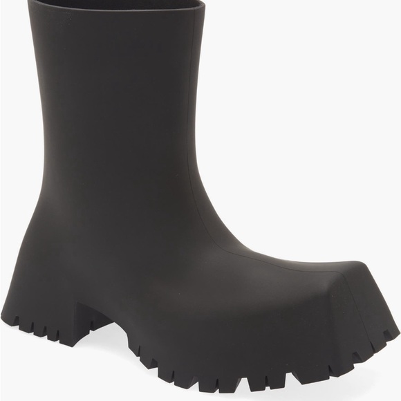 Step Boldly with the Balenciaga Trooper Rubber Boots –Rugged Elegance for Women! - Picture 3 of 15